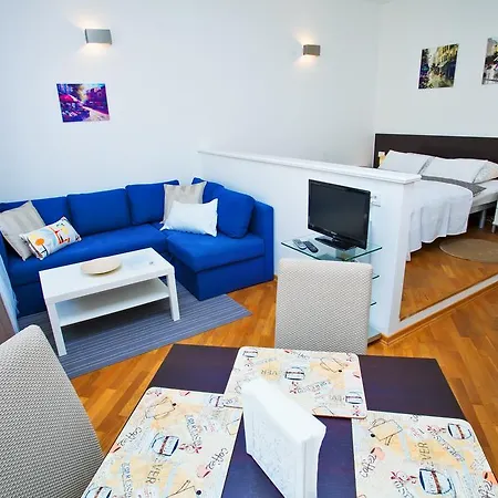 Sunny In Center Apartment